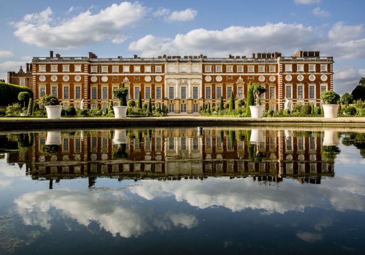 Vista panorámica del Palacio de Hampton Court y sus jardines.