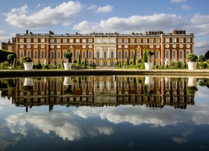 Vista panorámica del Palacio de Hampton Court y sus jardines.