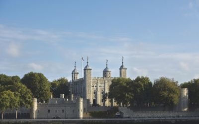 Visitar la Torre de Londres.