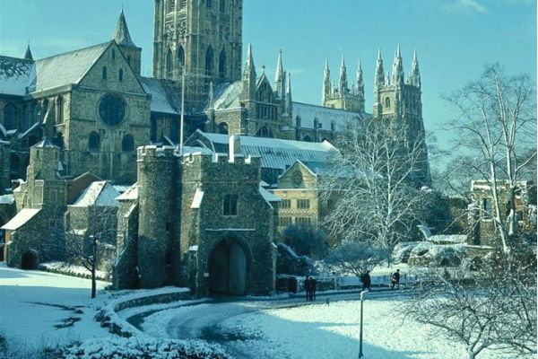 Realiza un fascinante recorrido a pie por la histórica ciudad de Canterbury, con sus encantadoras calles empedradas y su historia.