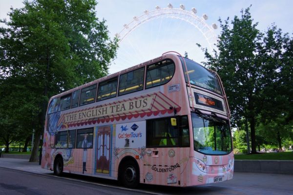 Lado del Afternoon Tea Bus en frente al London Eye
