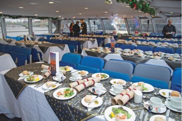 25 de diciembre almuerzo festivo con crucero por el Támesis