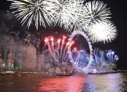 Crucero de Nochevieja en Londres con fuegos artificiales de Nochevieja a bordo del Monsoon Clipper