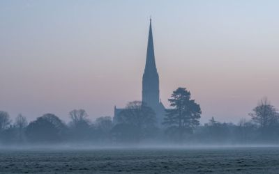 Impresionante vista de la aguja de la Catedral de Salisbury