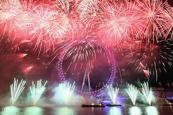 Crucero con cena de Año Nuevo y vista de los fuegos artificiales en el London Eye