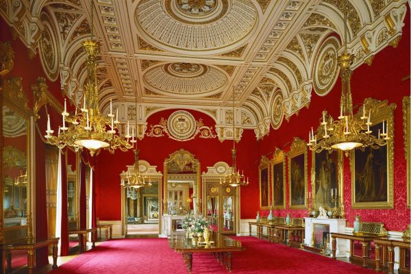 Visita los salones estatales del Palacios de Buckingham.