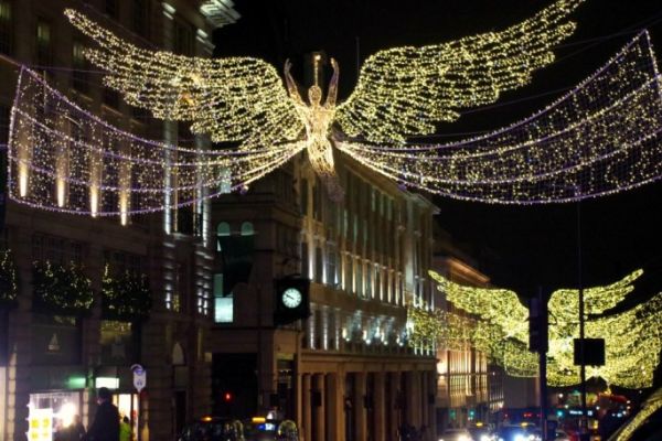Vista nocturna de las luces de Navidad en Londres