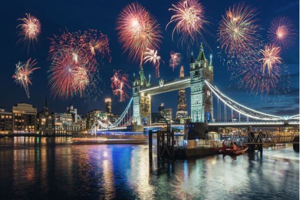 Cena de Nochevieja en Londres con crucero y fuegos artificiales a bordo del Sarpedon