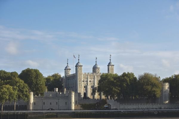 Visitar la Torre de Londres.