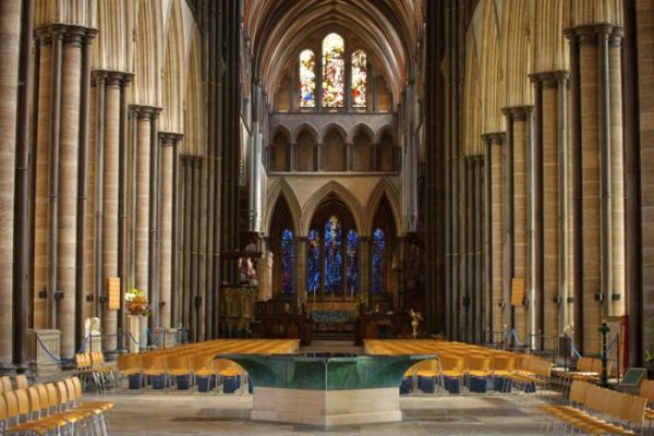 Espléndida vista de la nave de la Catedral de Salisbury