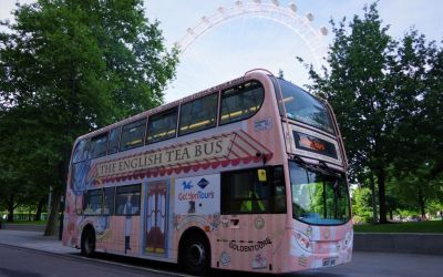 Lado del Afternoon Tea Bus en frente al London Eye
