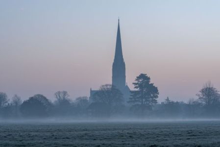 Impresionante vista de la aguja de la Catedral de Salisbury